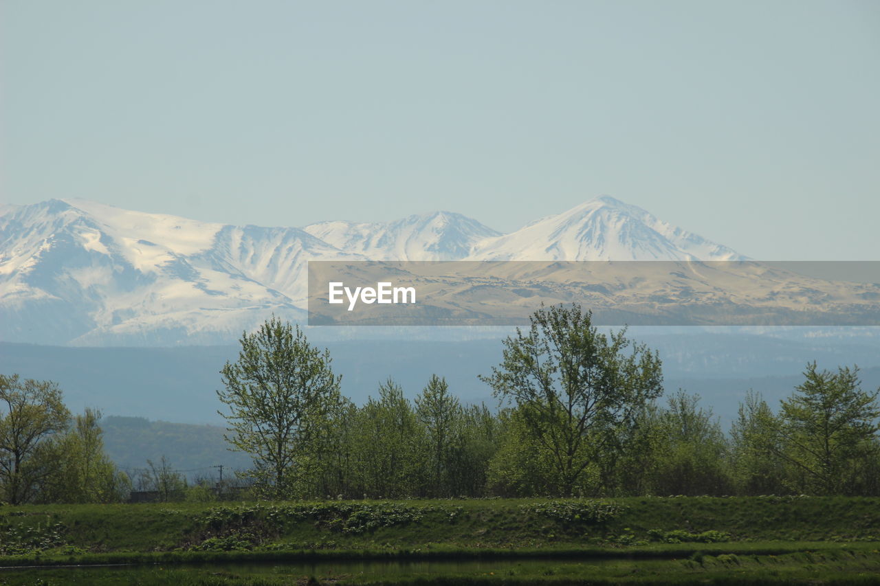 IDYLLIC SHOT OF SNOWCAPPED MOUNTAINS AGAINST SKY