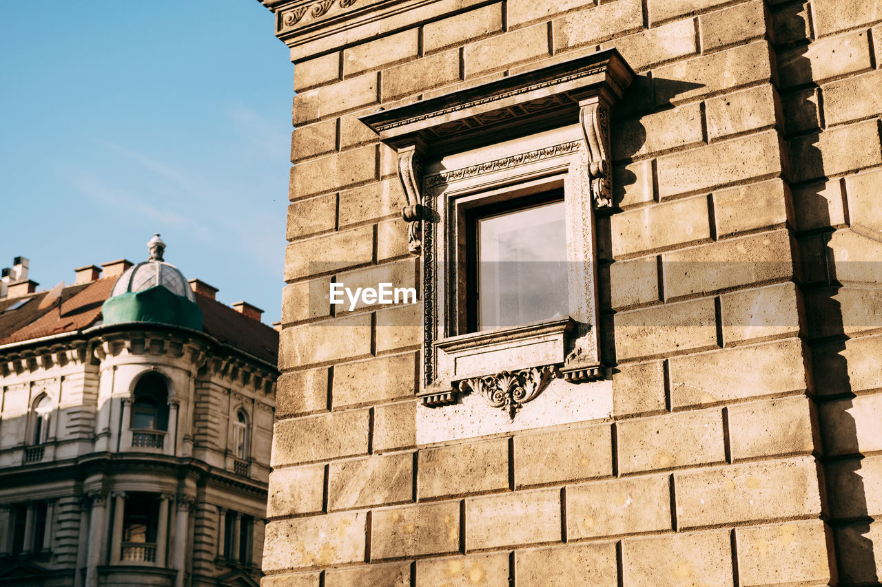 LOW ANGLE VIEW OF BUILDING AGAINST SKY IN CITY