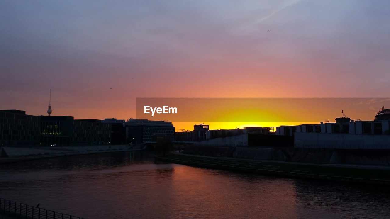 Berlin hauptbahnhof by main river in city against sky