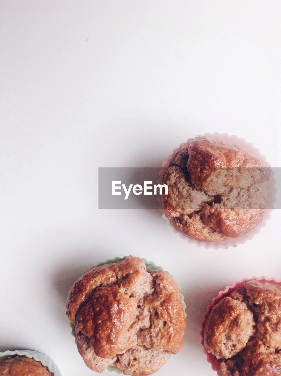 CLOSE-UP OF COOKIES IN PLATE