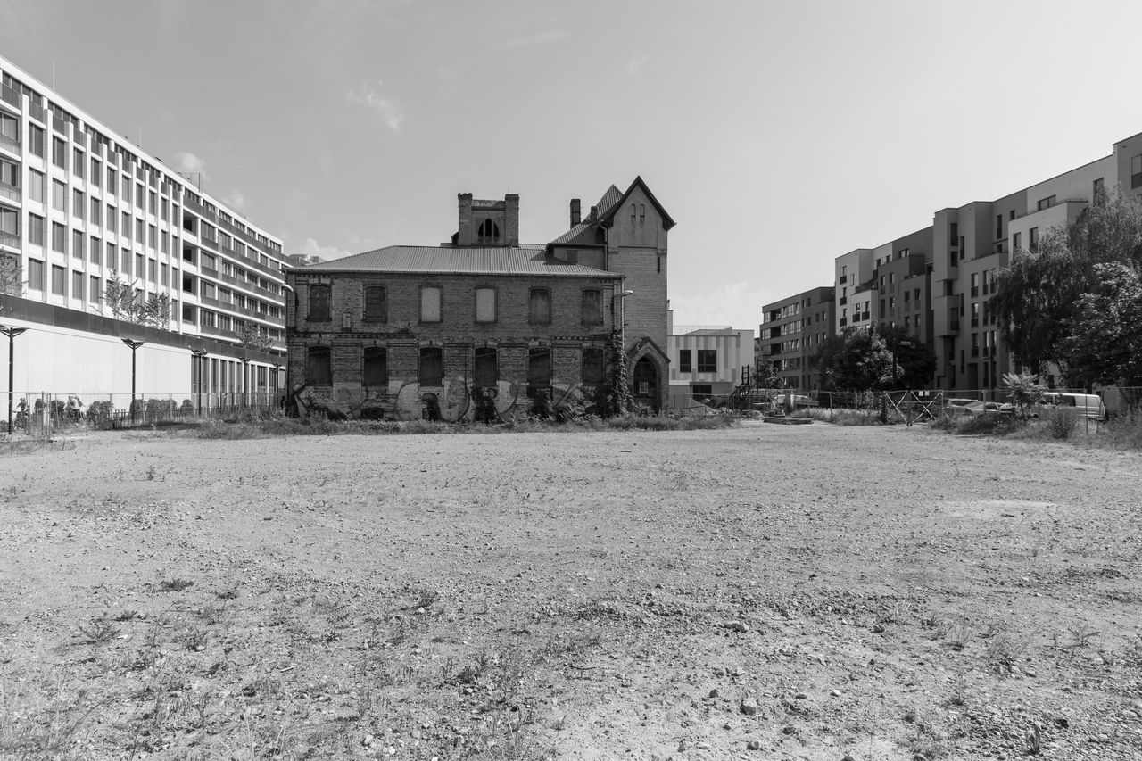 architecture, built structure, building exterior, urban area, sky, black and white, building, monochrome, nature, city, house, monochrome photography, history, no people, the past, residential area, day, outdoors