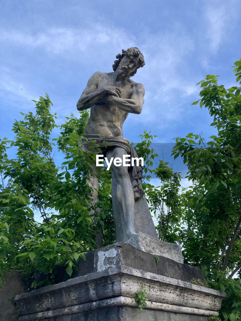 LOW ANGLE VIEW OF STATUES AGAINST SKY