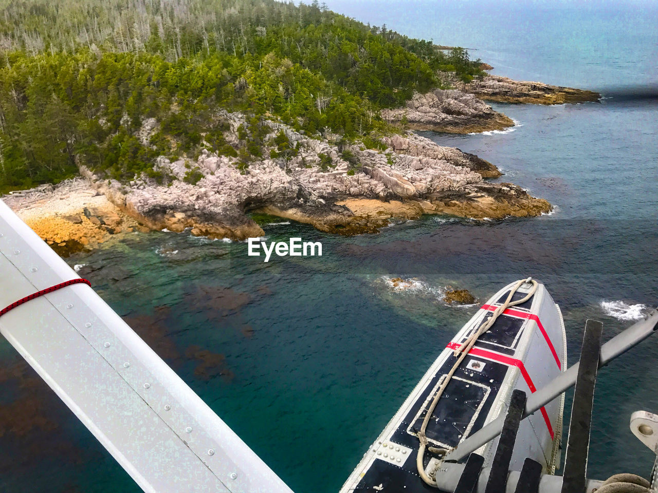 HIGH ANGLE VIEW OF BOAT MOORED IN SEA