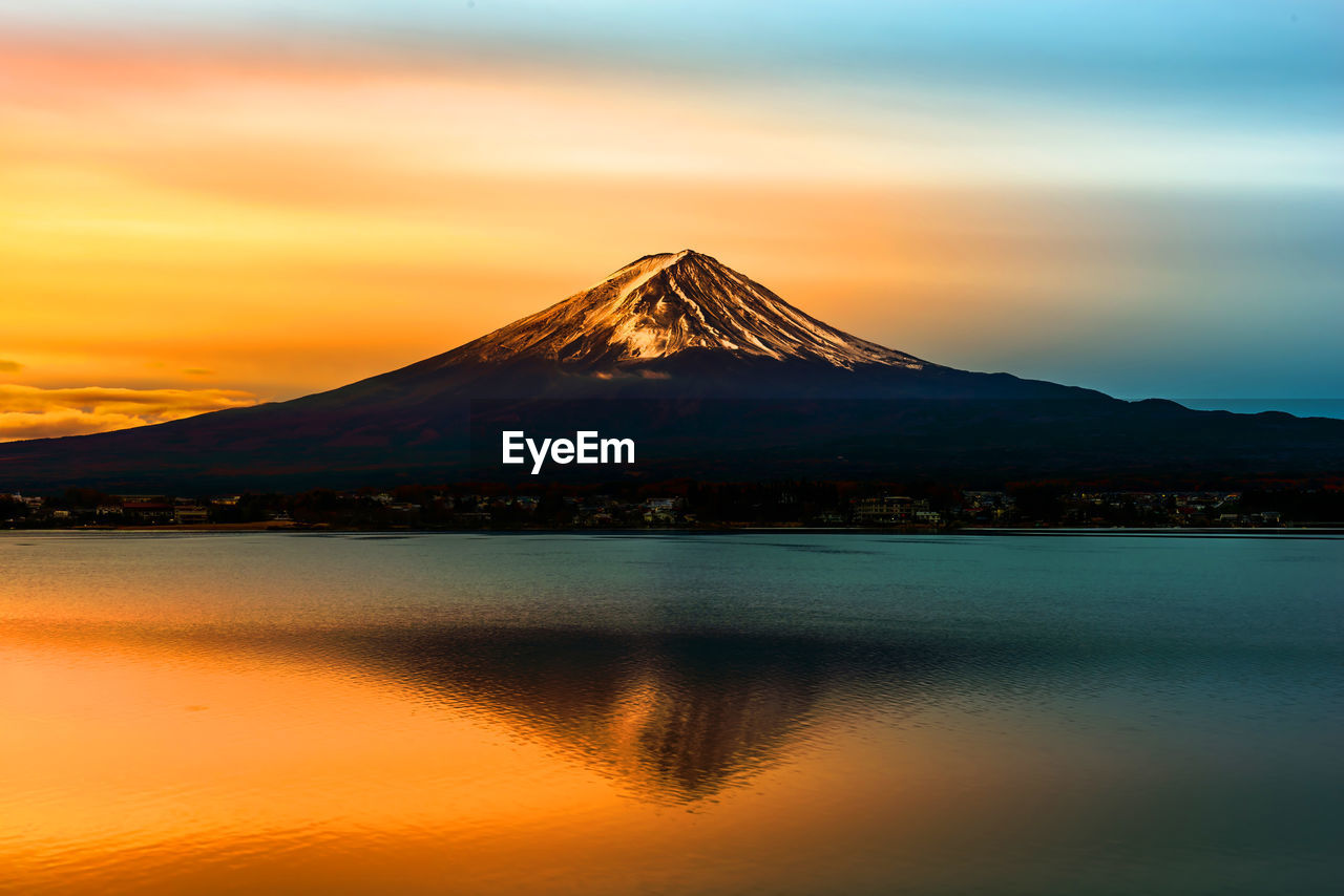 Mount fuji and lake shojiko at sunrise in japan
