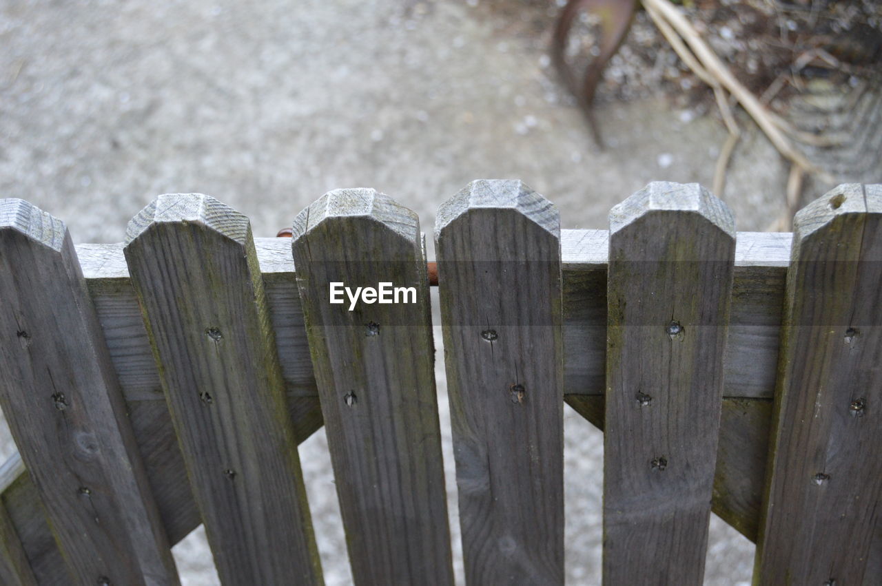 CLOSE-UP OF WOODEN WOOD