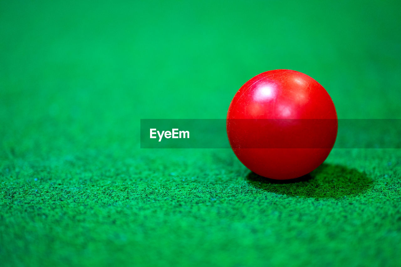 HIGH ANGLE VIEW OF RED BALL ON TABLE AT HOME