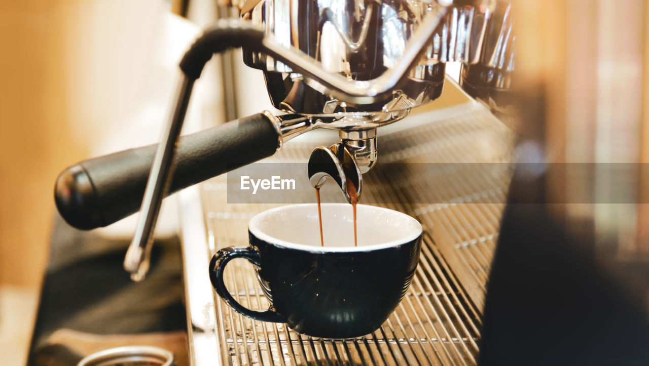 CLOSE-UP OF COFFEE CUP ON TABLE