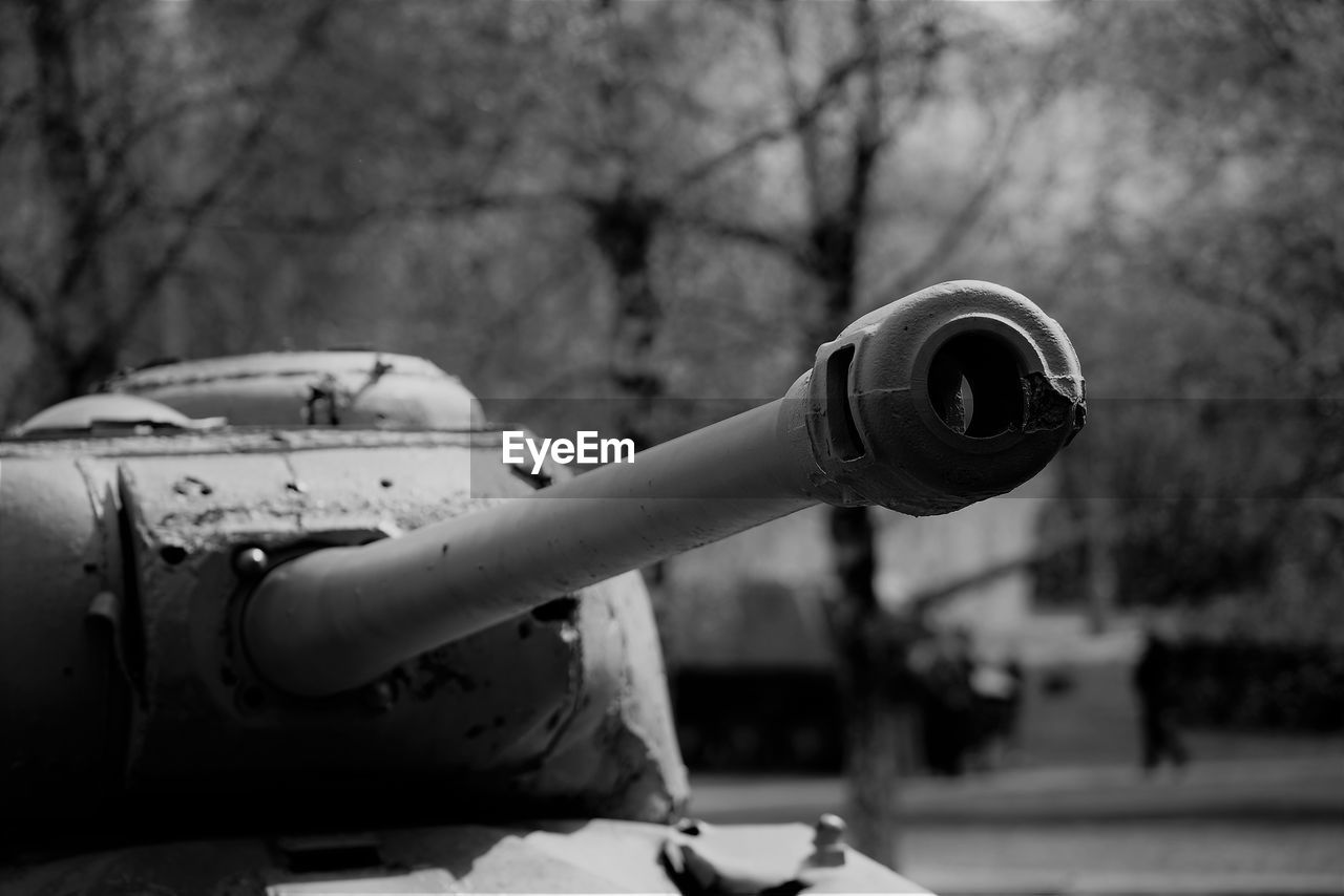 black, black and white, monochrome, cannon, white, weapon, vehicle, monochrome photography, military, focus on foreground, camera, war, fighting, firearm, soldier, conflict, day, nature, darkness, outdoors, metal, no people, armed forces, history