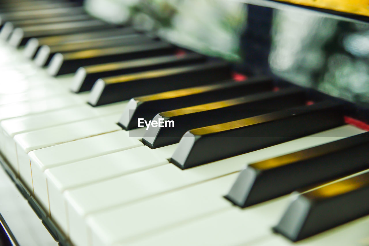 CLOSE-UP OF PIANO KEYS IN ROOM