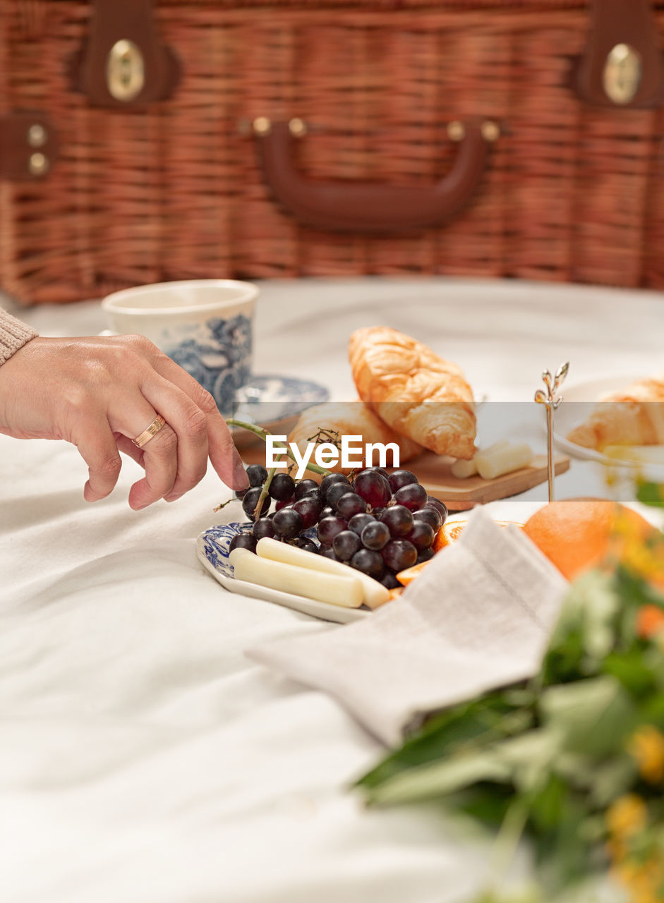 MIDSECTION OF MAN PREPARING FOOD IN PLATE