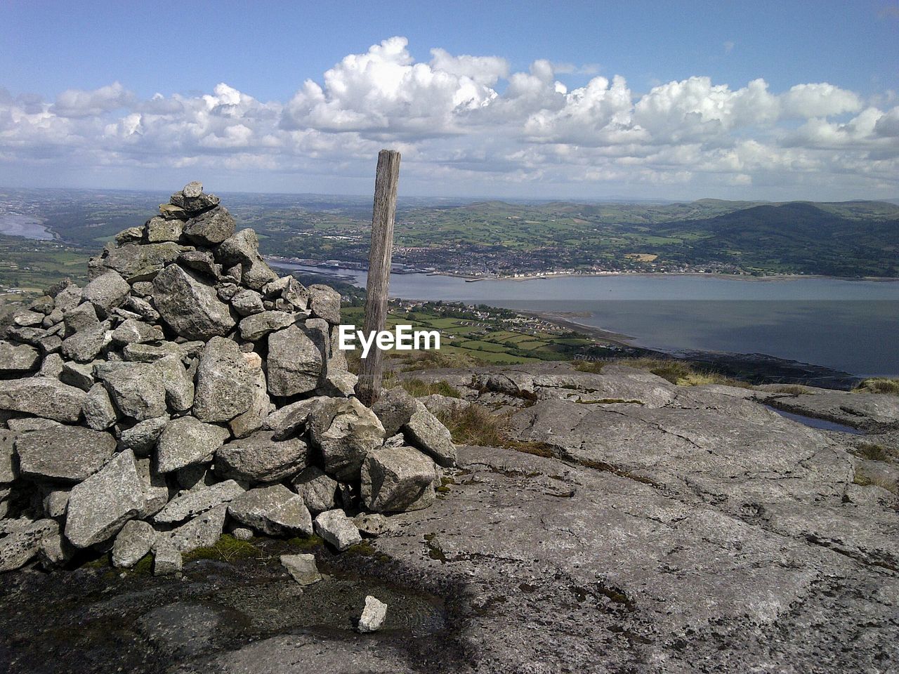 SCENIC VIEW OF SEA AND MOUNTAIN AGAINST SKY