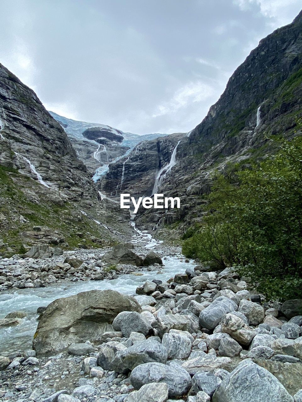 SCENIC VIEW OF STREAM AGAINST SKY