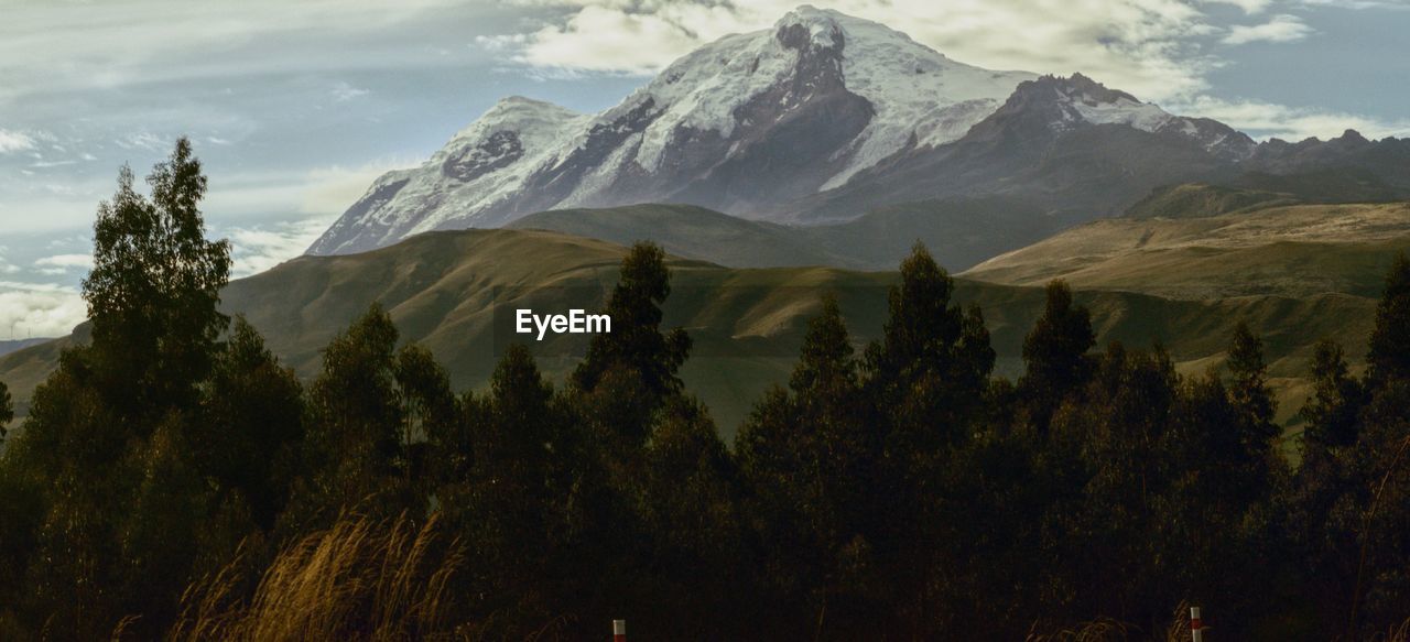 PANORAMIC VIEW OF LANDSCAPE AGAINST MOUNTAINS