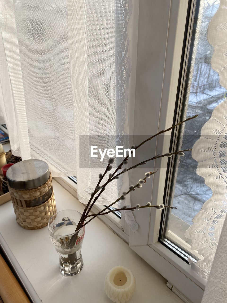 HIGH ANGLE VIEW OF GLASS WINDOW ON WHITE TABLE