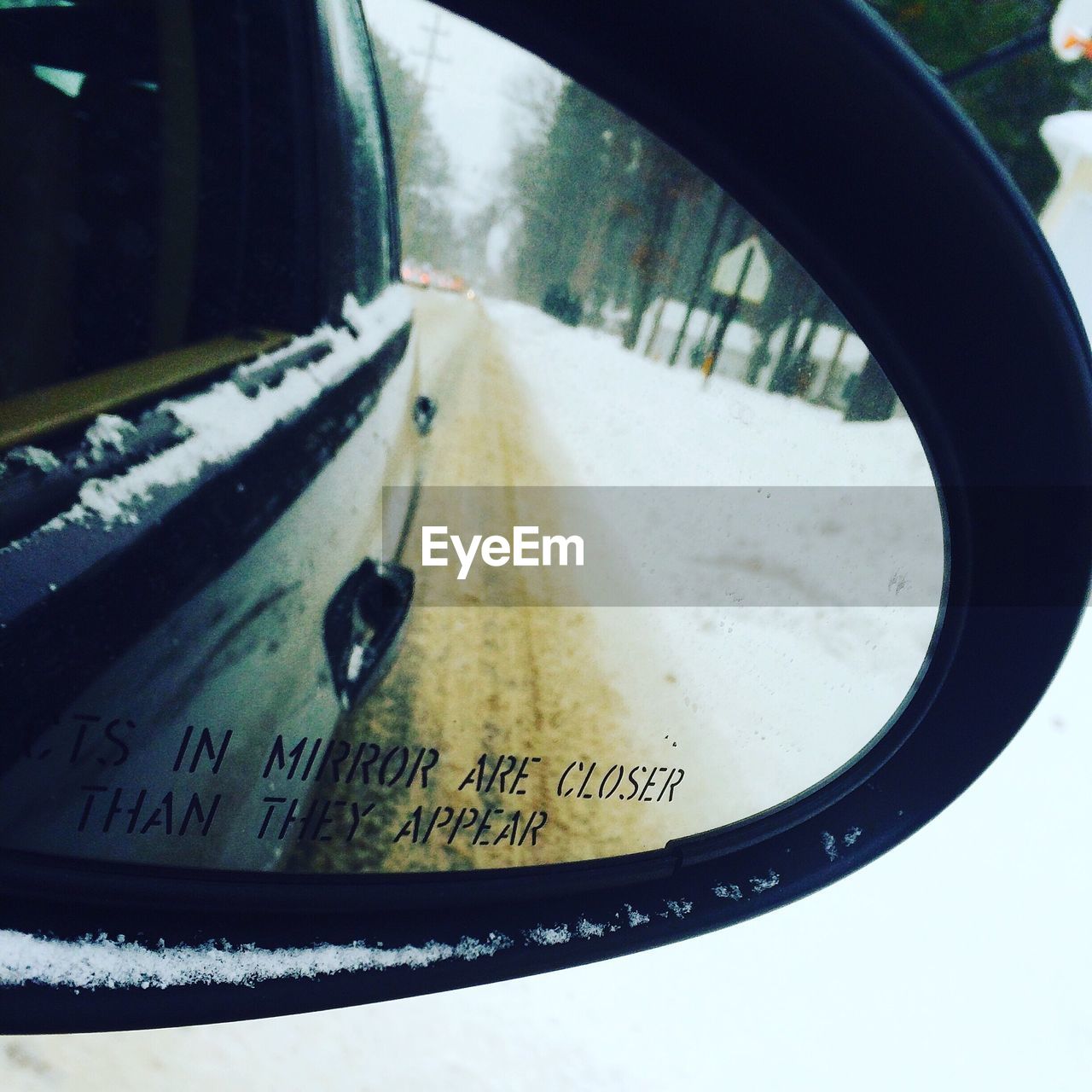 REFLECTION OF SIDE-VIEW MIRROR IN CAR