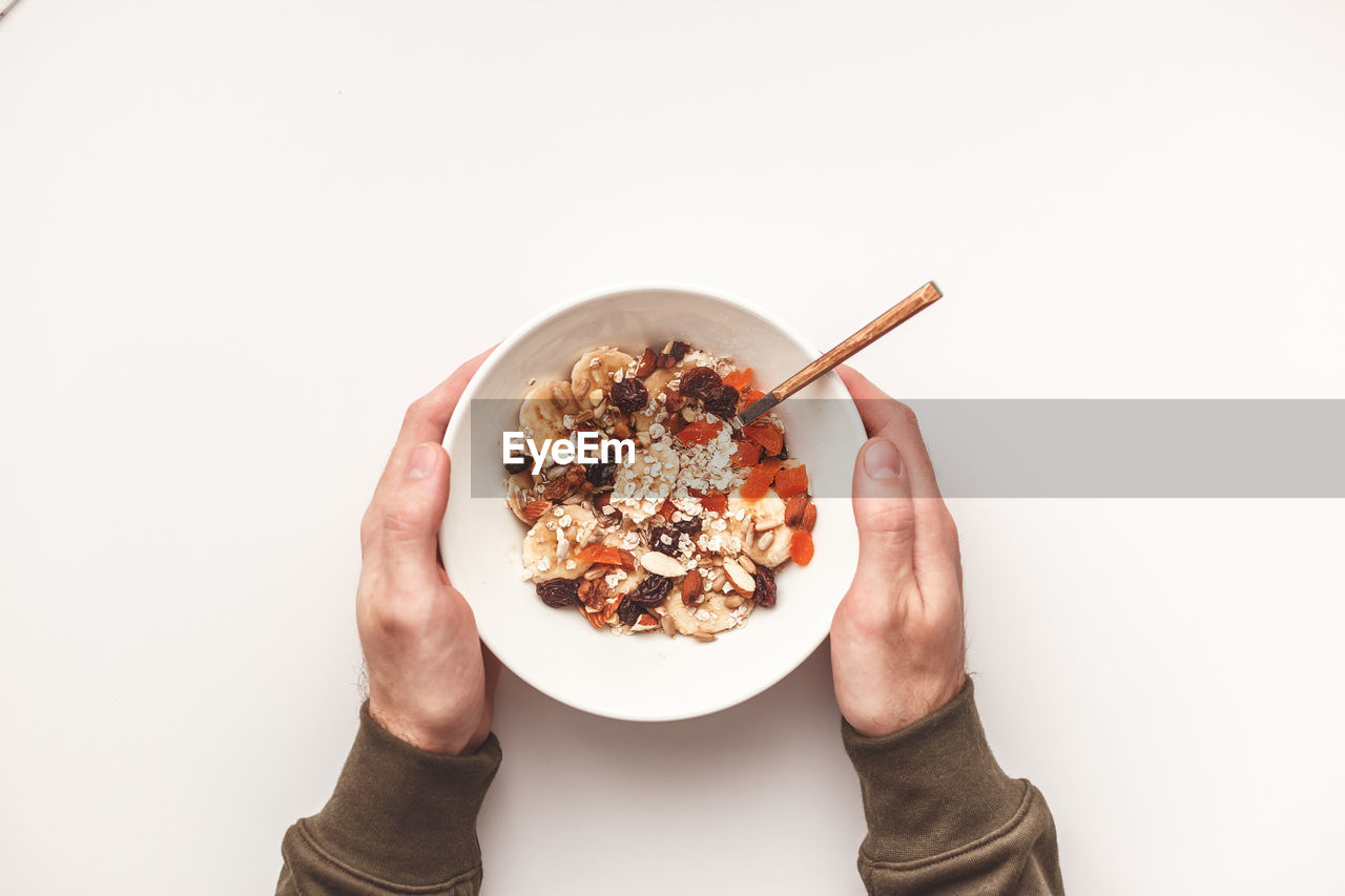 DIRECTLY ABOVE SHOT OF PERSON HOLDING FOOD