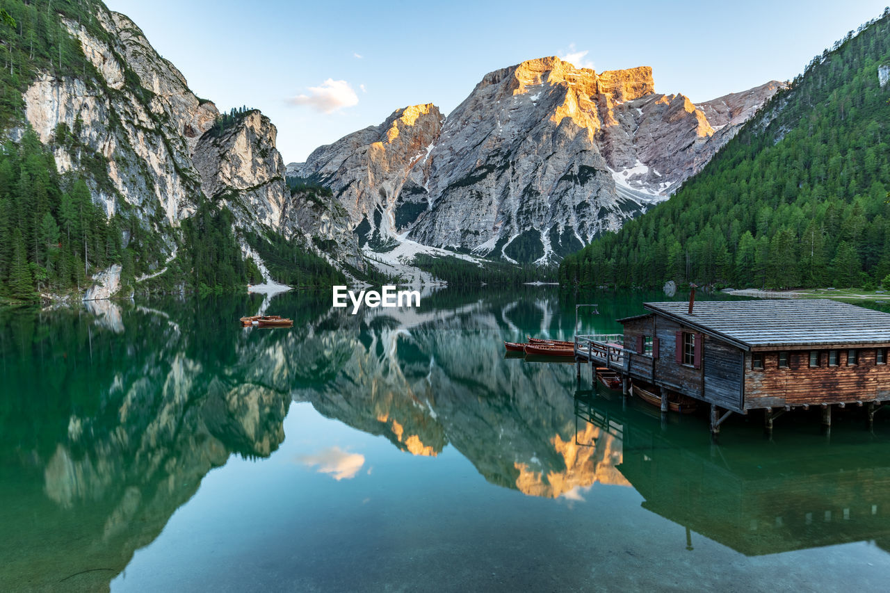 SCENIC VIEW OF LAKE BY MOUNTAINS AGAINST SKY