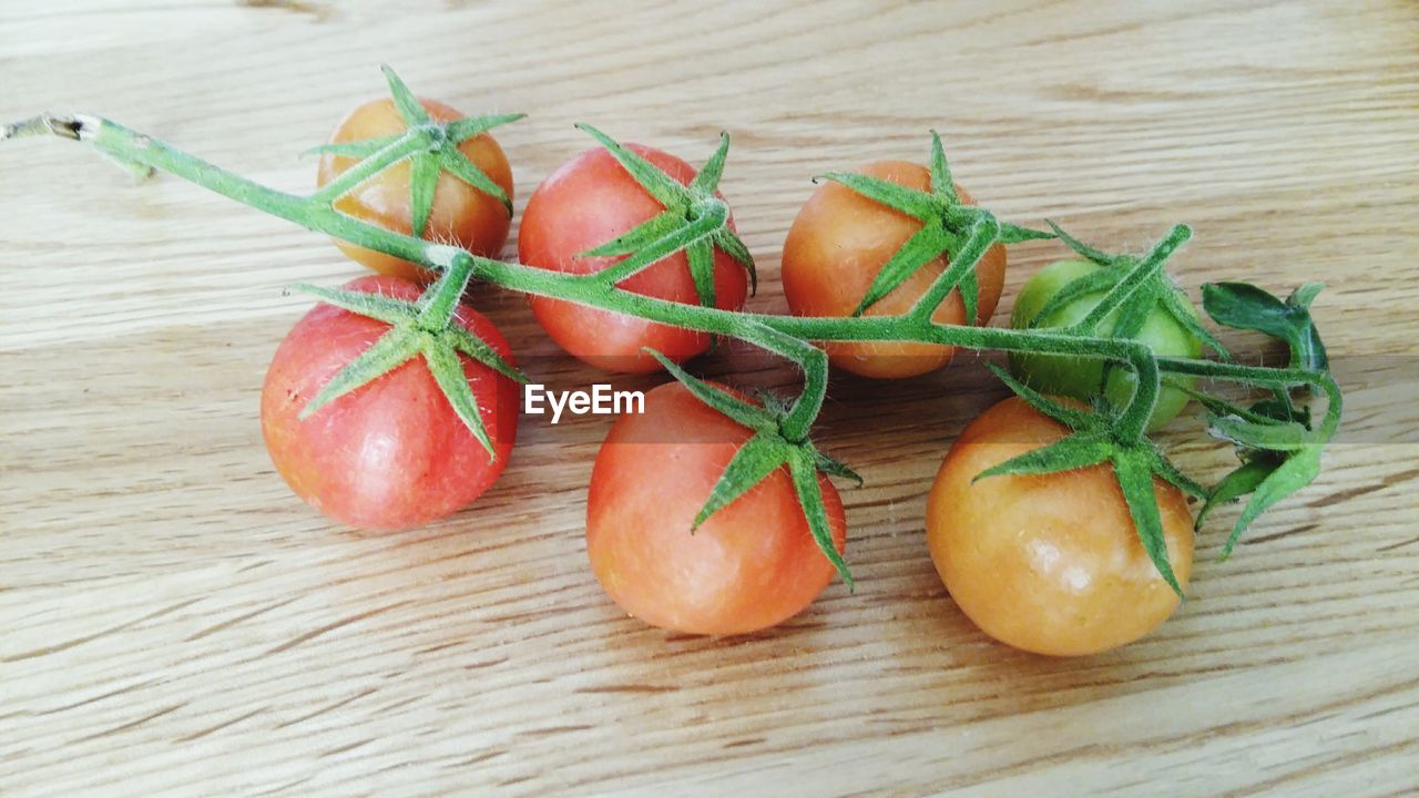 HIGH ANGLE VIEW OF FRUITS AND VEGETABLES ON TABLE