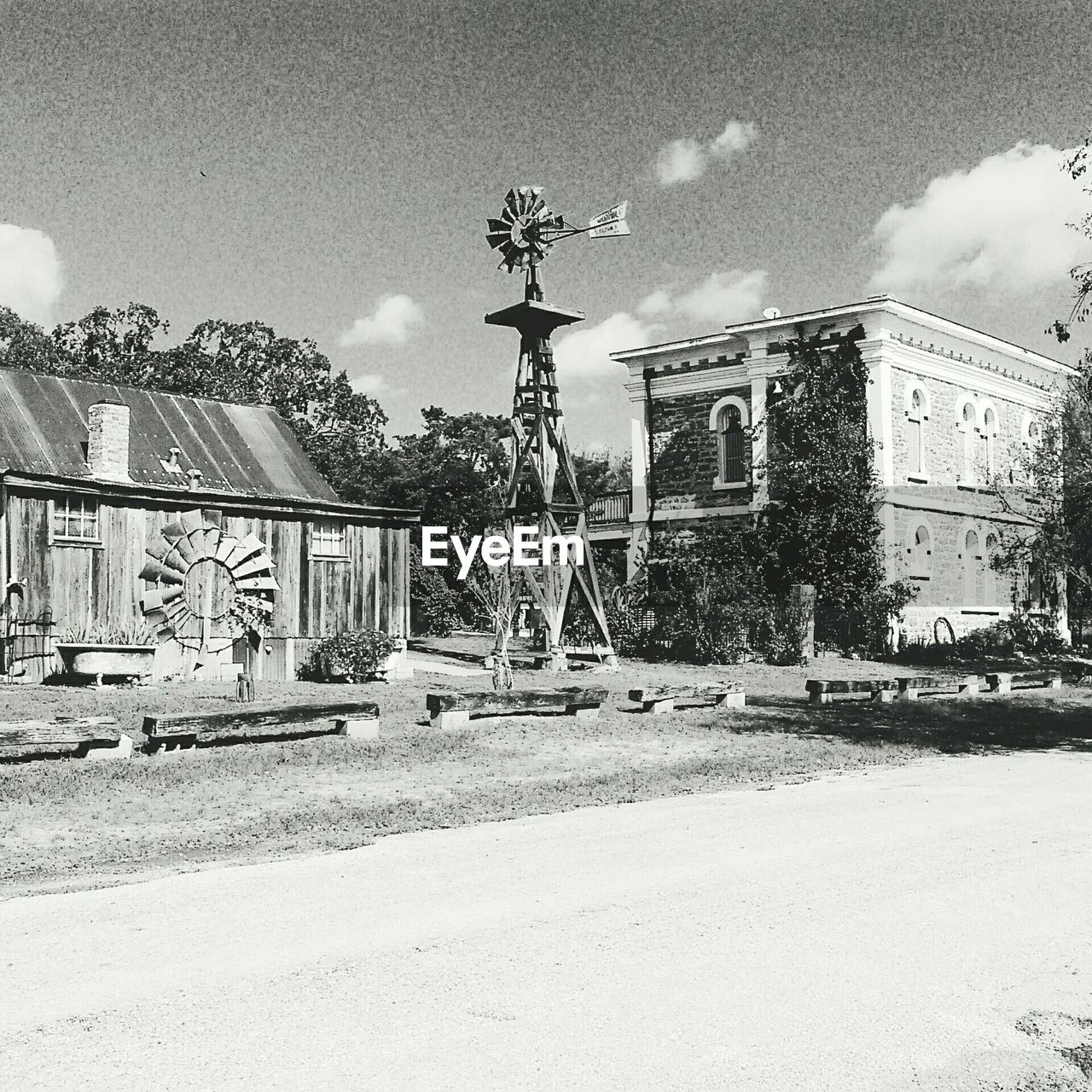 VIEW OF BUILT STRUCTURE AGAINST SKY