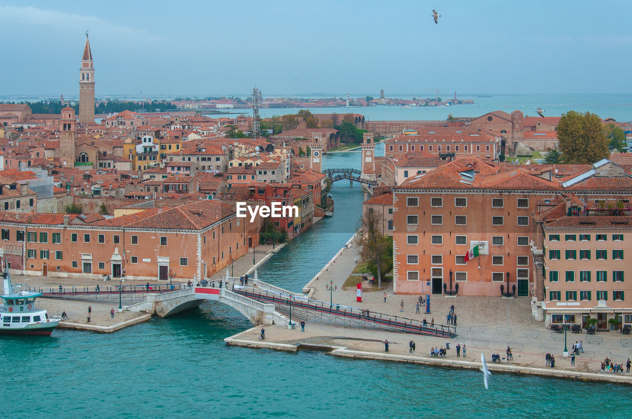 HIGH ANGLE VIEW OF BRIDGE OVER SEA