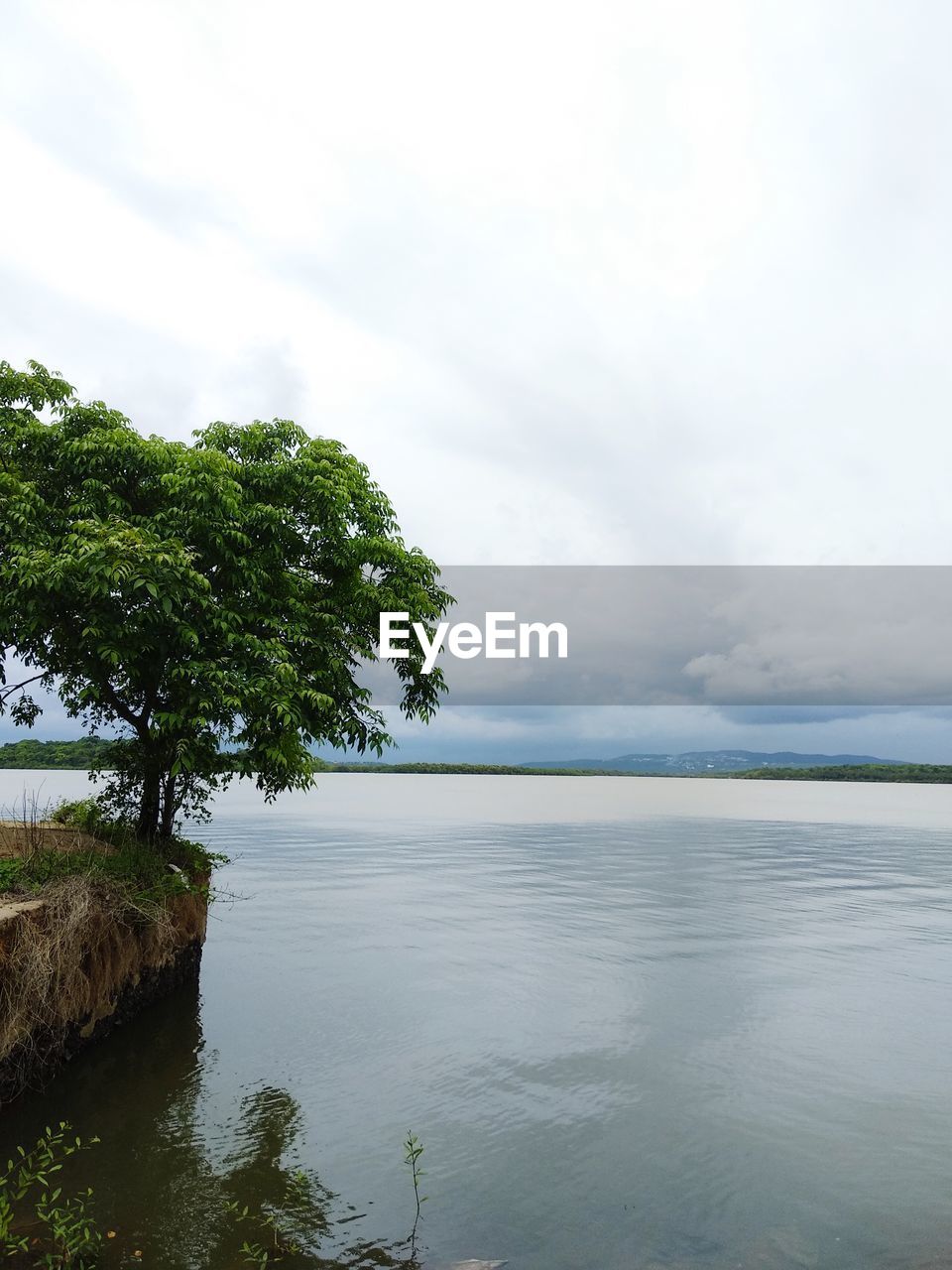 IDYLLIC VIEW OF LAKE AGAINST SKY