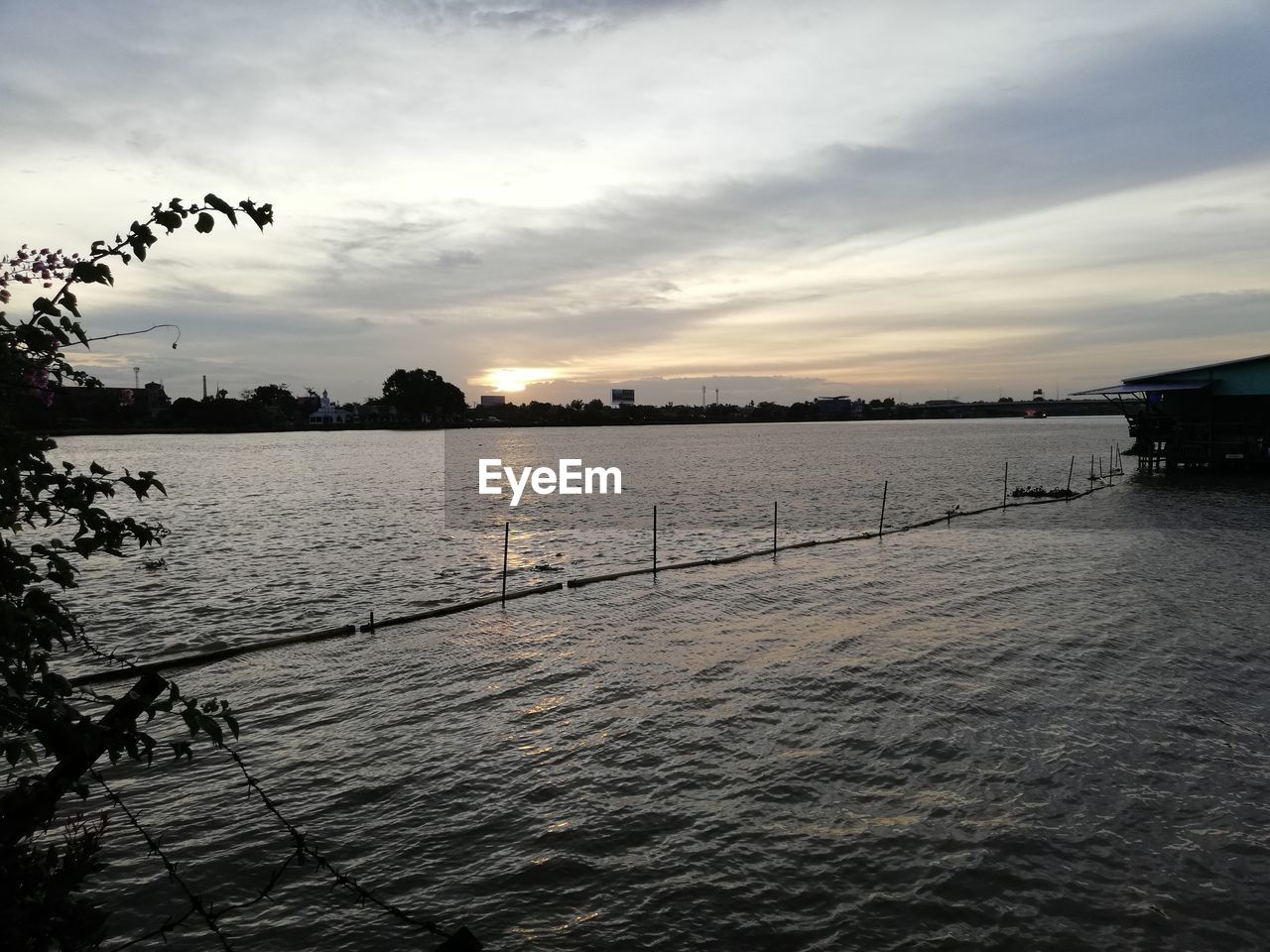 SCENIC VIEW OF LAKE AGAINST SUNSET SKY