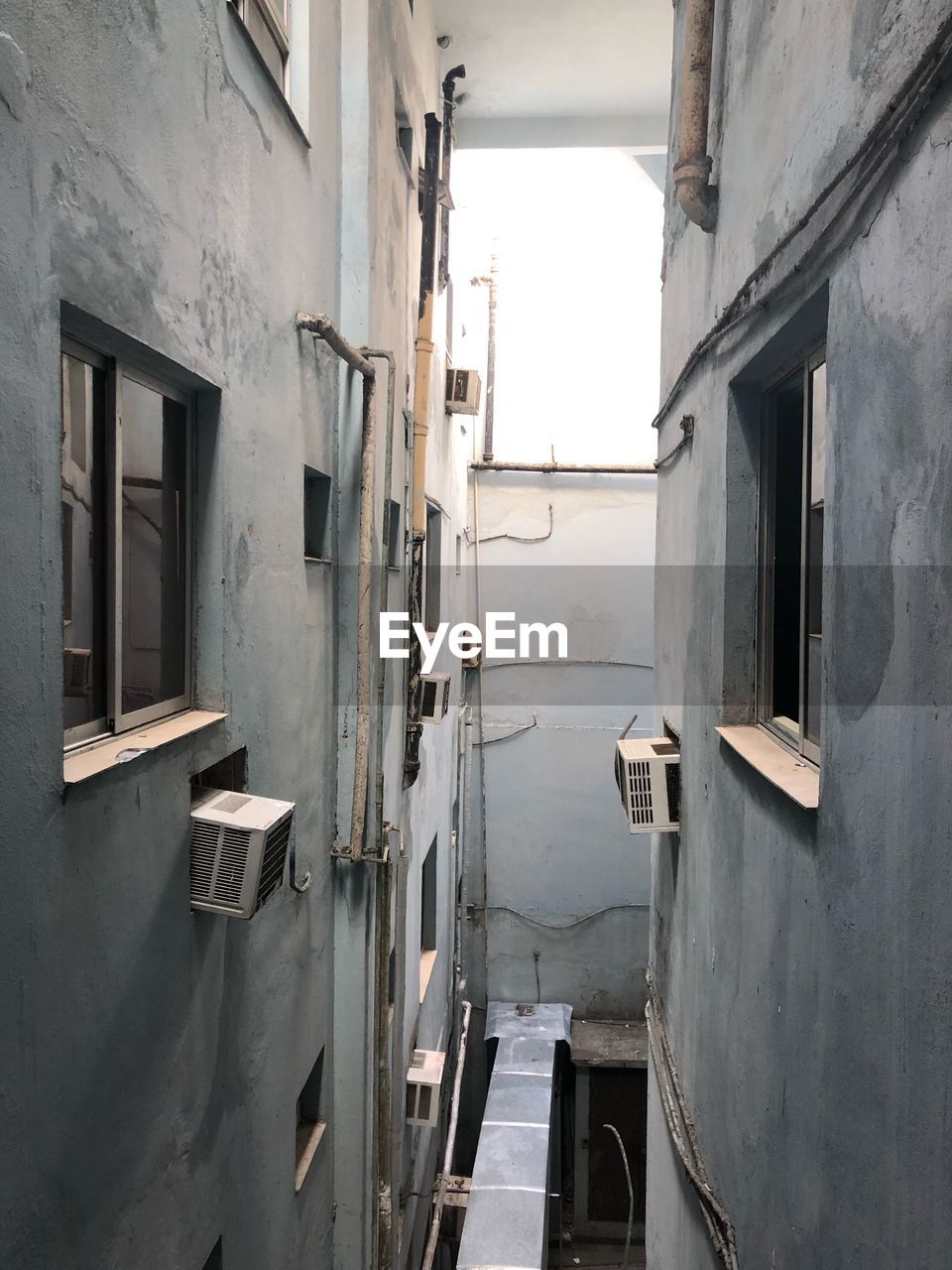 EMPTY ALLEY AMIDST BUILDINGS IN RESIDENTIAL DISTRICT