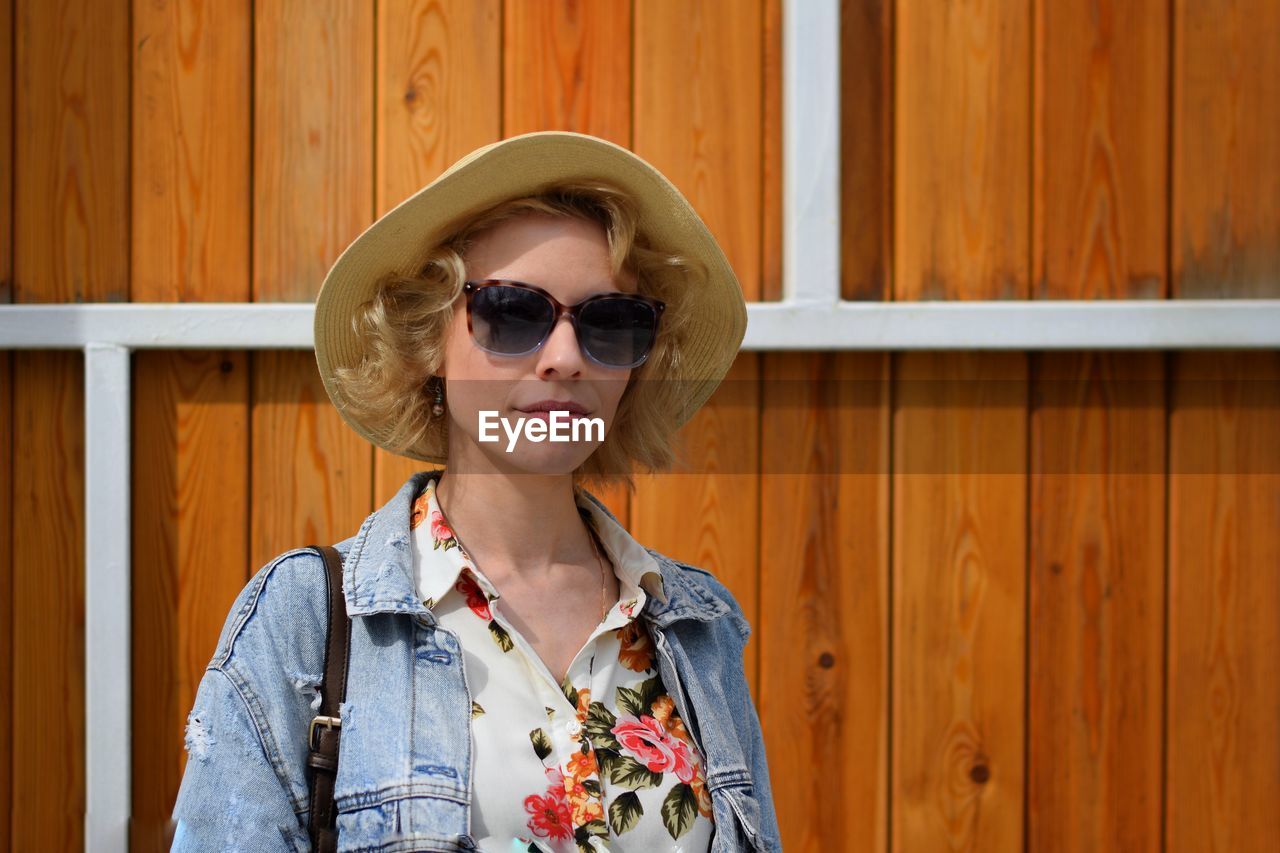 Portrait of young woman in sunglasses