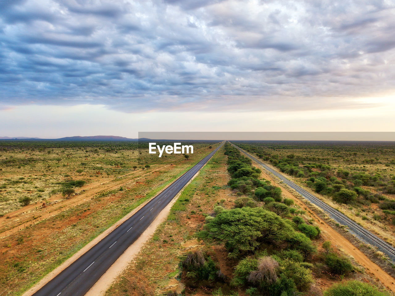 EMPTY ROAD ALONG COUNTRYSIDE LANDSCAPE