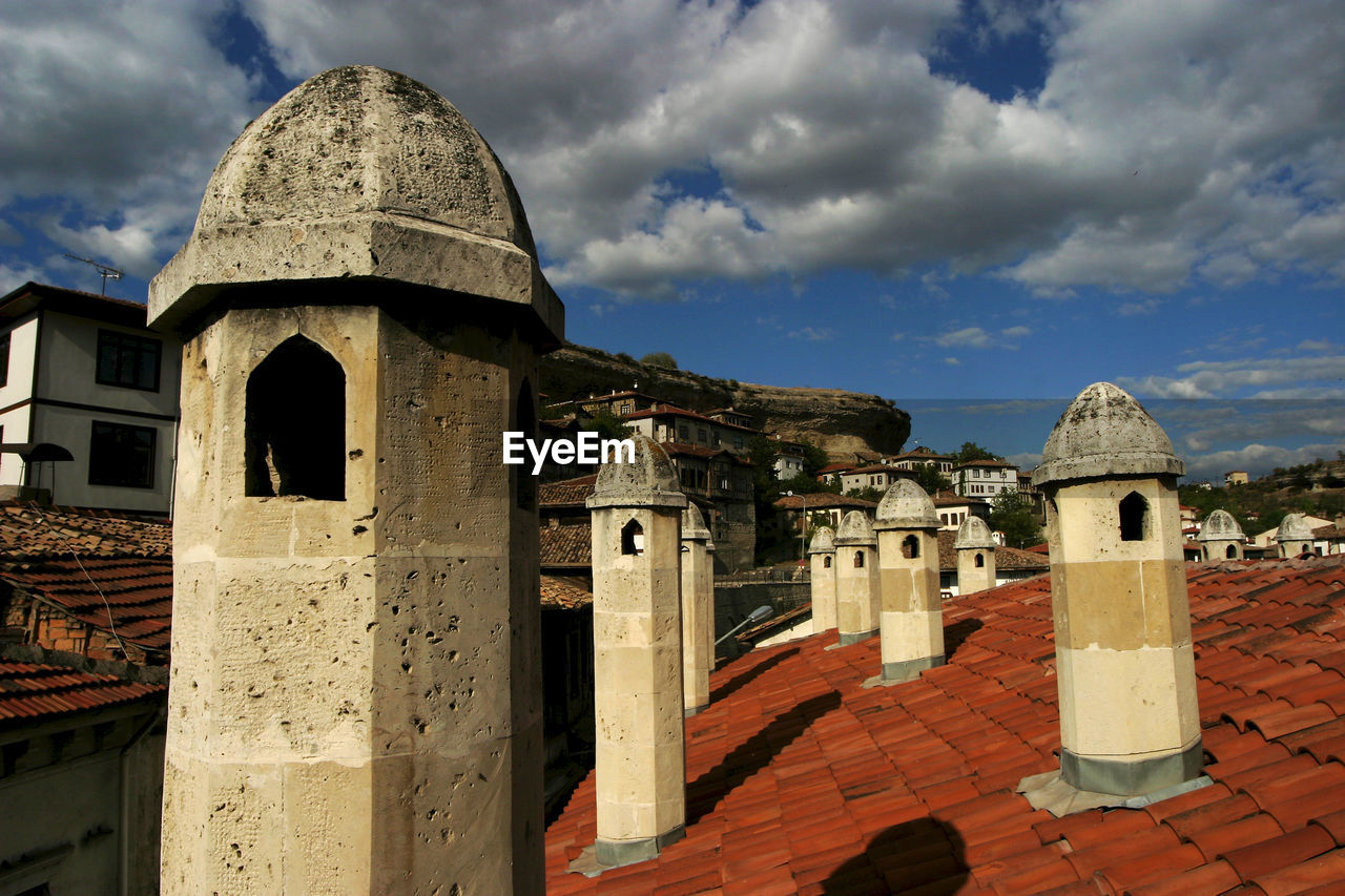 LOW ANGLE VIEW OF HISTORIC BUILDING AGAINST SKY