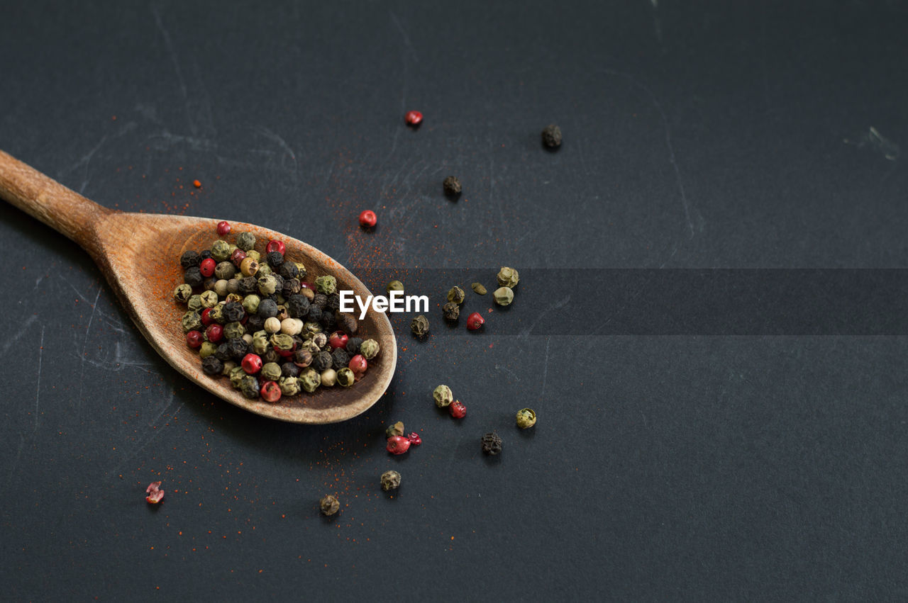 HIGH ANGLE VIEW OF FOOD ON TABLE