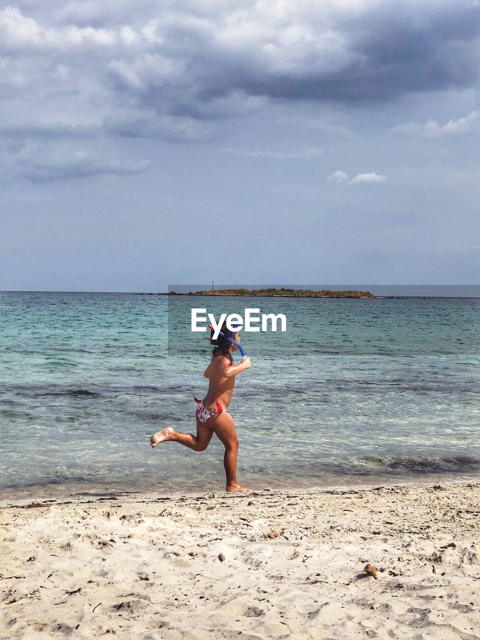 FULL LENGTH OF WOMAN ON BEACH