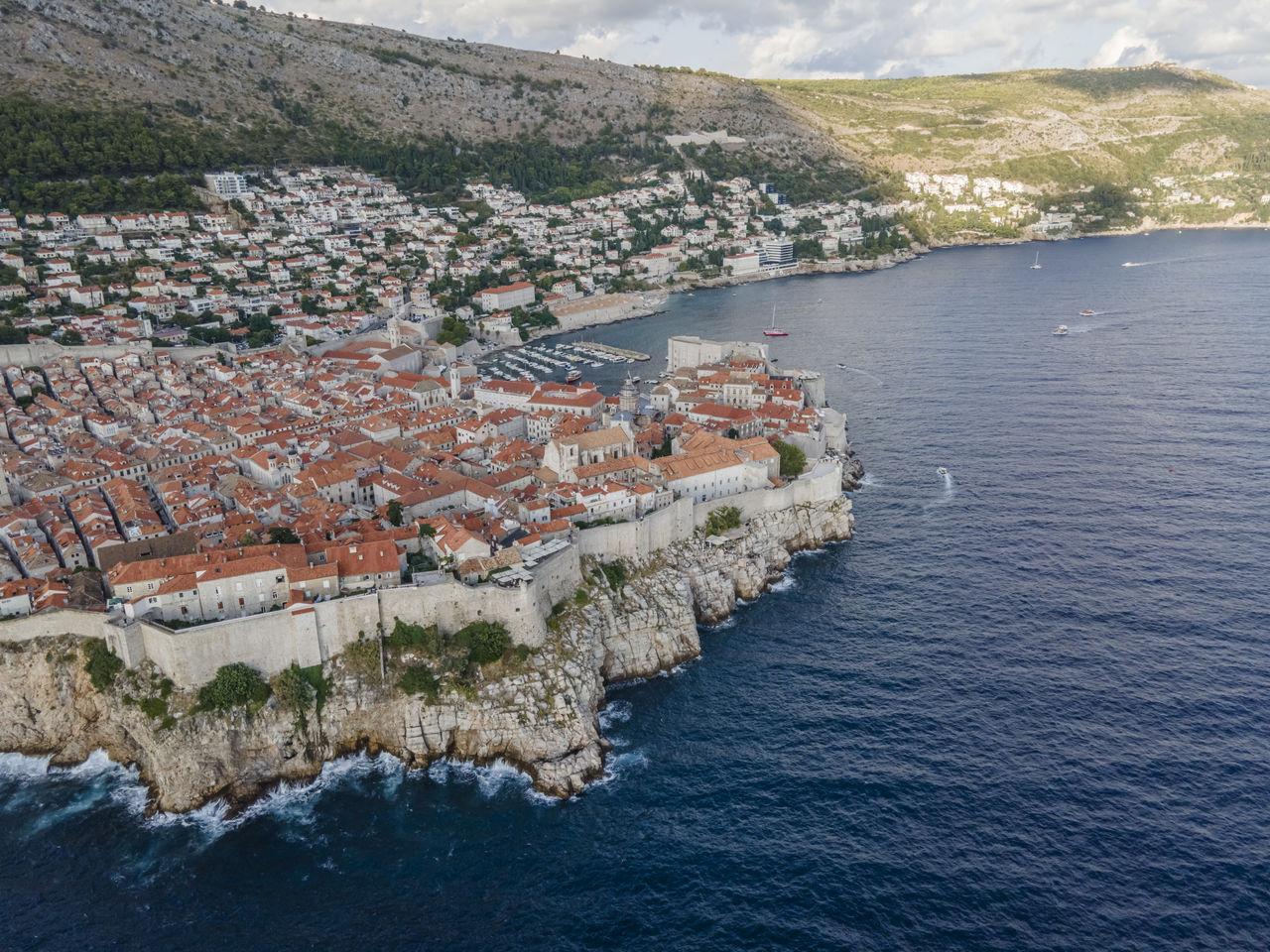 HIGH ANGLE SHOT OF TOWNSCAPE BY SEA