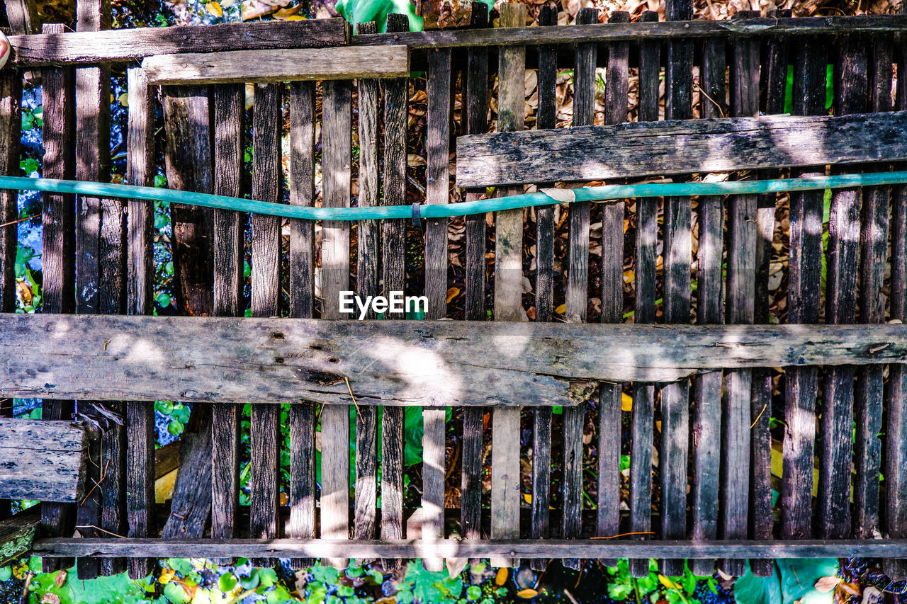 FULL FRAME SHOT OF OLD RUSTY METAL FENCE