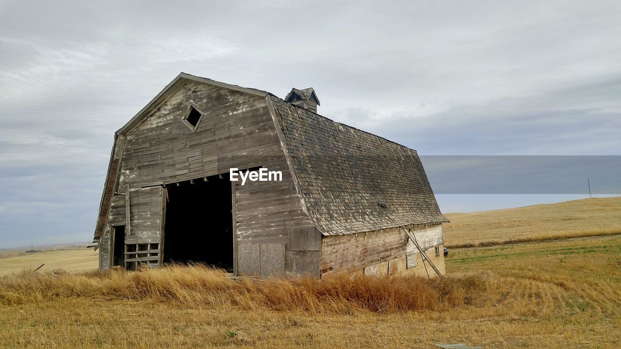 Old barn on the prairie 