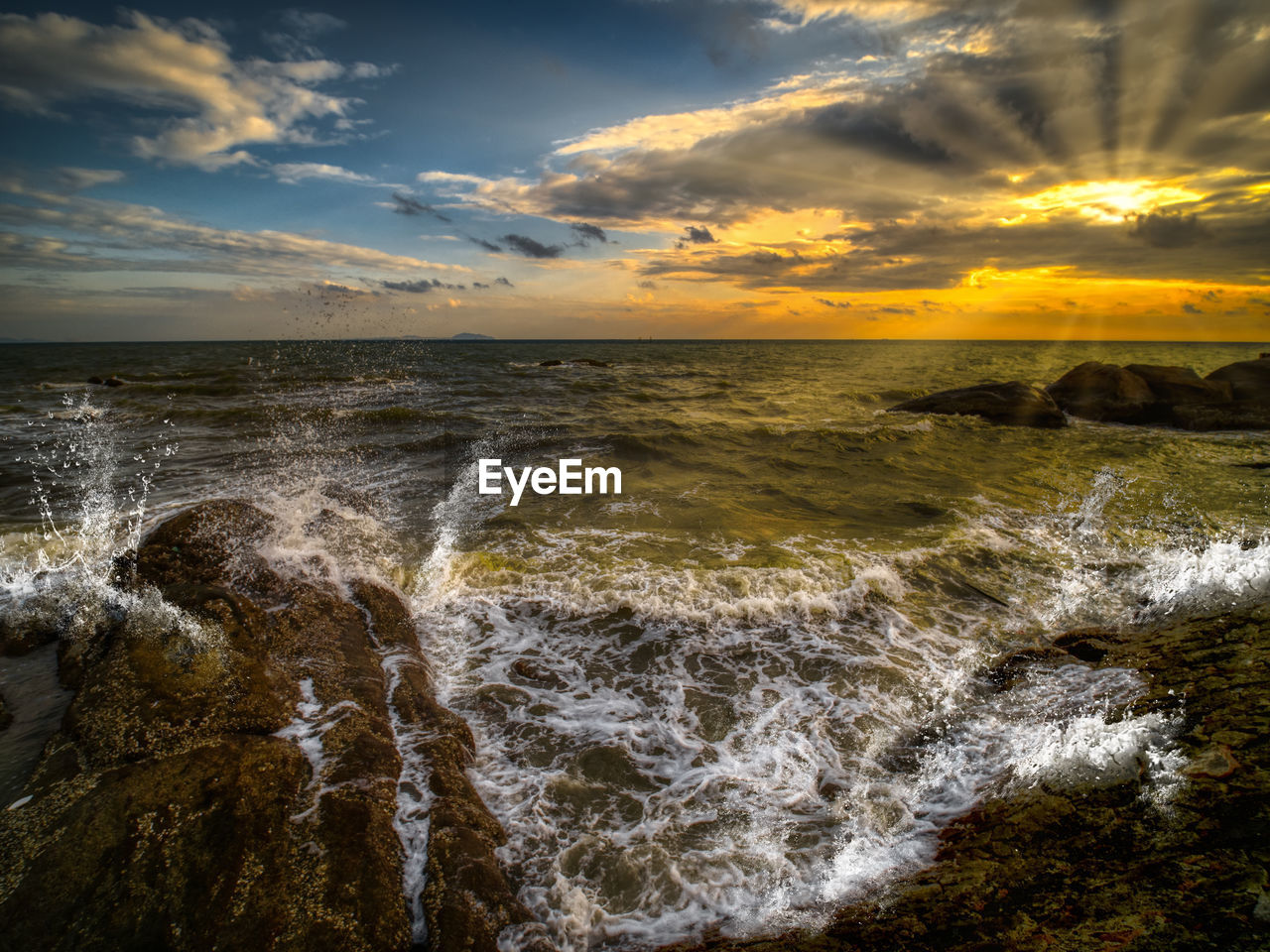 SCENIC VIEW OF SEA AGAINST SUNSET SKY