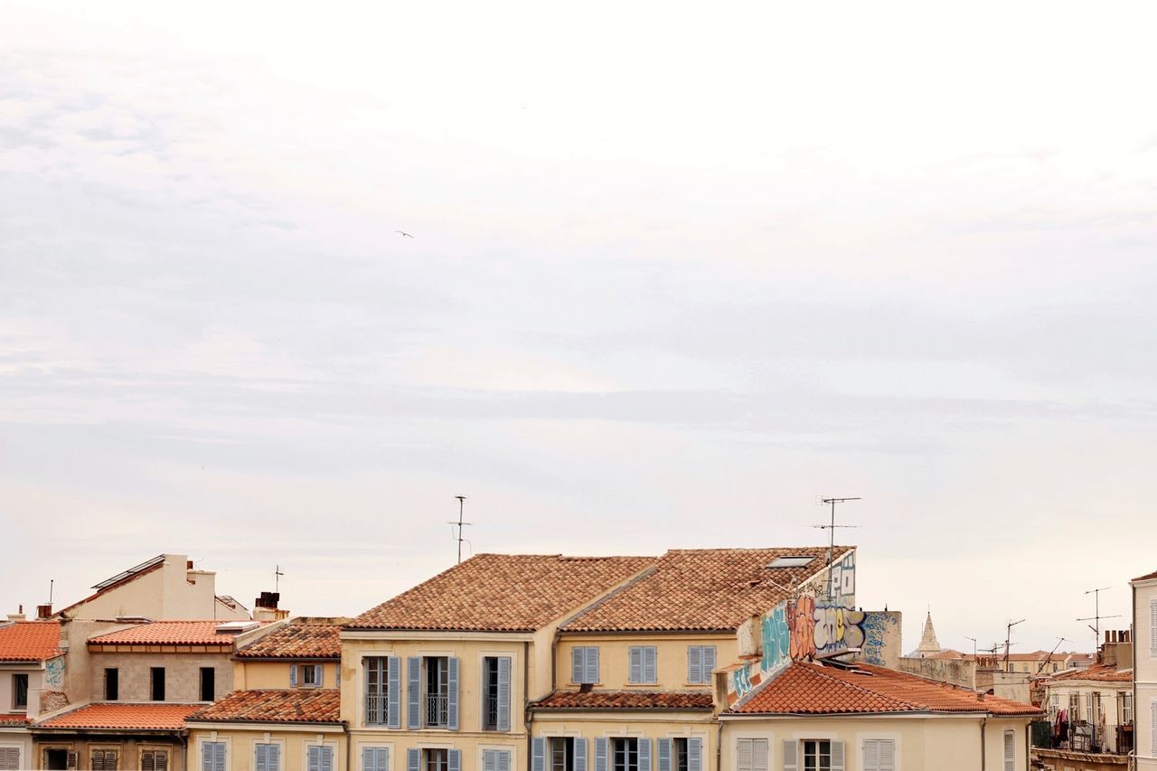 LOW ANGLE VIEW OF BUILDINGS AGAINST SKY