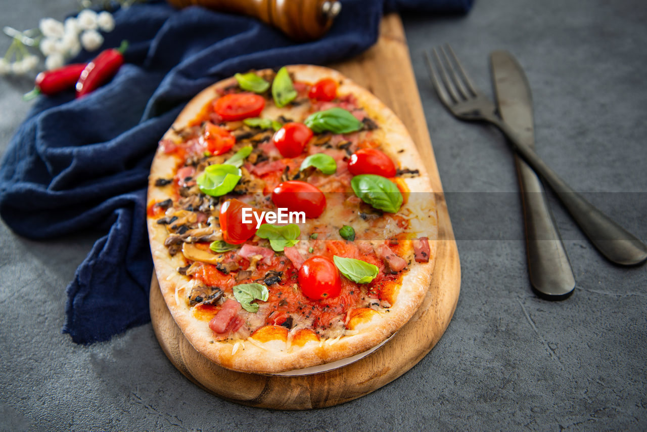 HIGH ANGLE VIEW OF PIZZA IN BOWL ON TABLE