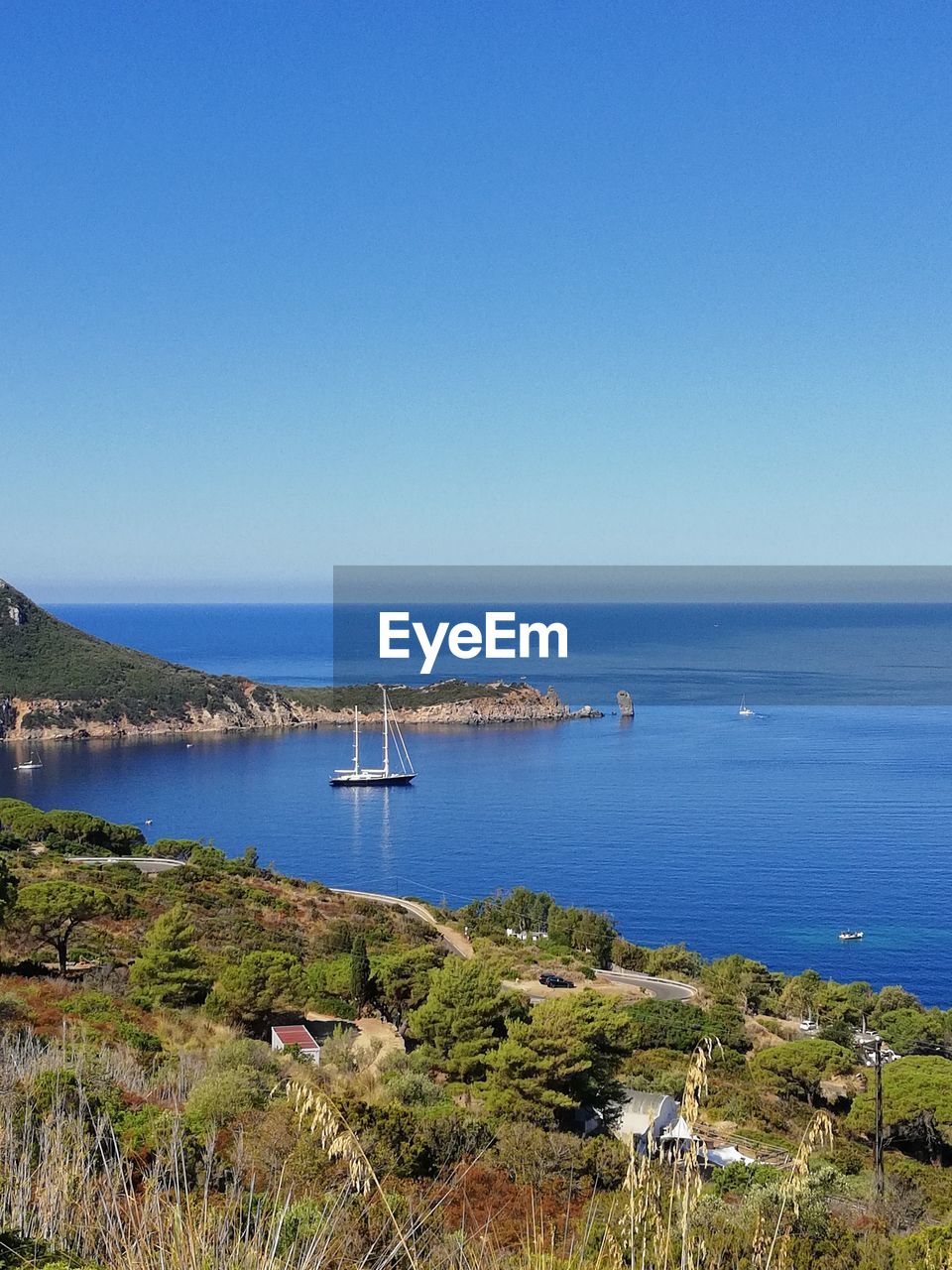 SAILBOAT ON SEA AGAINST CLEAR SKY