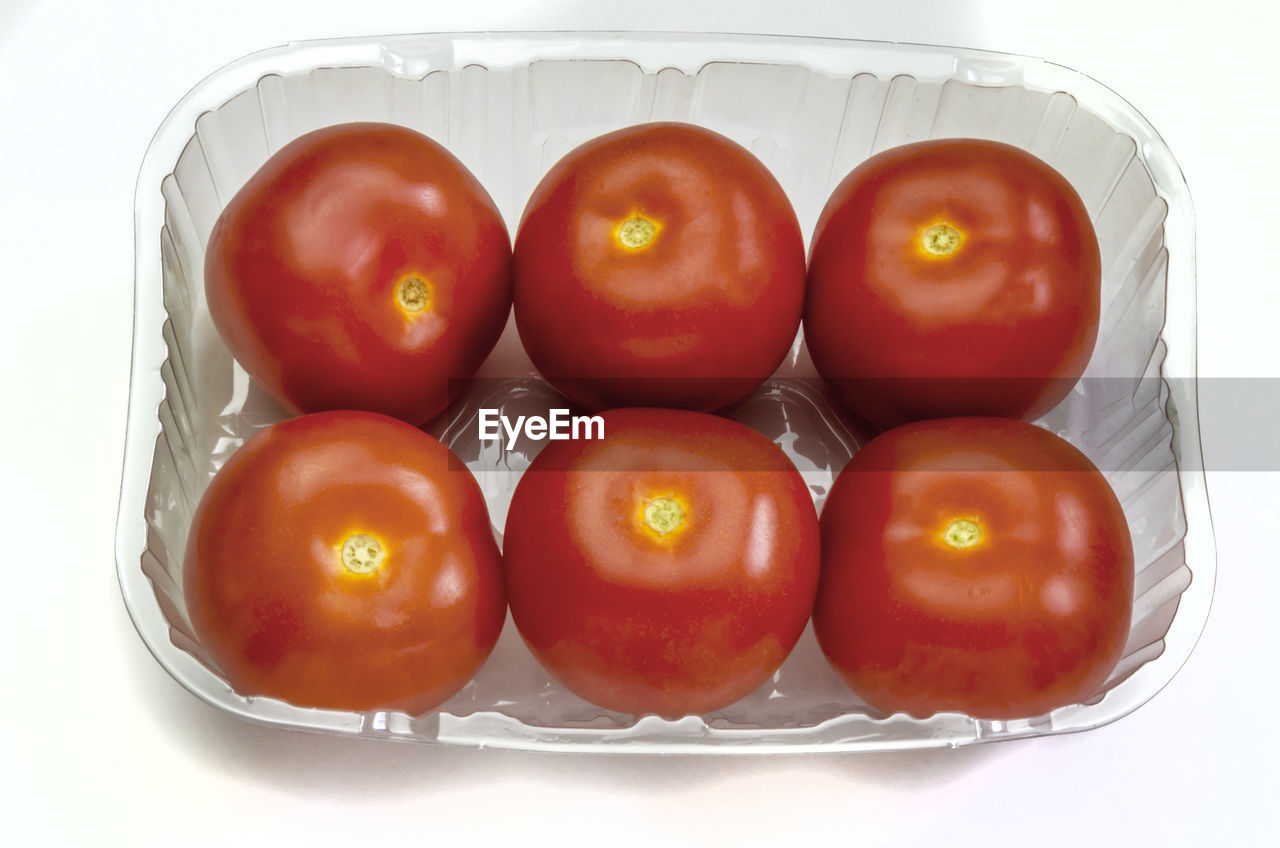 HIGH ANGLE VIEW OF TOMATOES IN PLATE