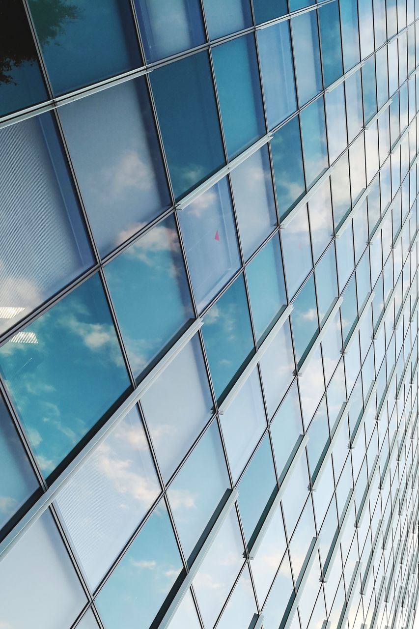 FULL FRAME SHOT OF MODERN BUILDING