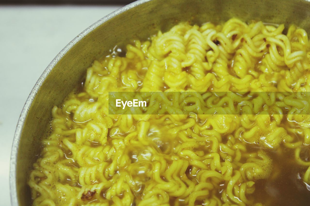 HIGH ANGLE VIEW OF NOODLES IN BOWL ON TABLE