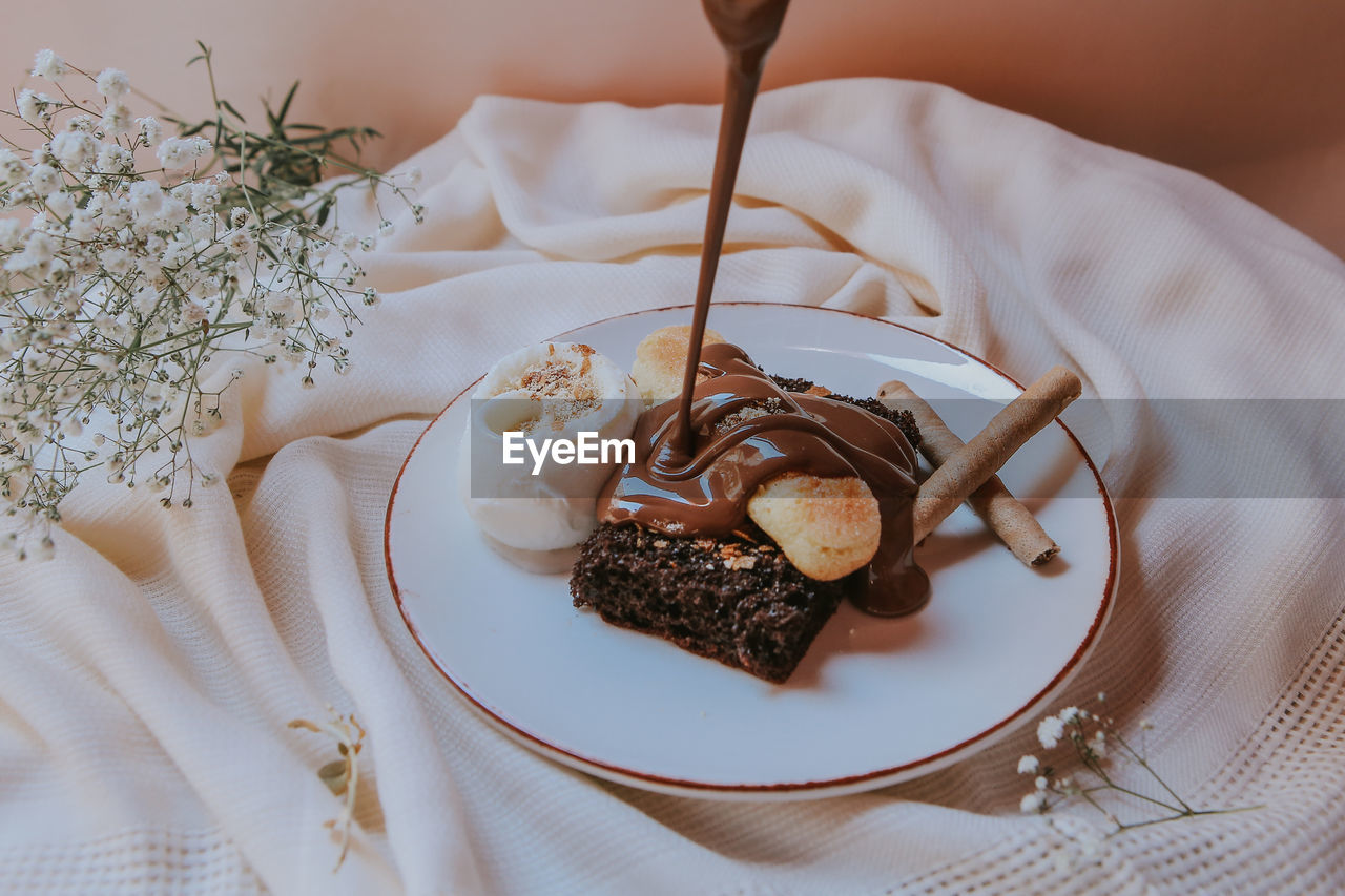 HIGH ANGLE VIEW OF CHOCOLATE CAKE ON PLATE