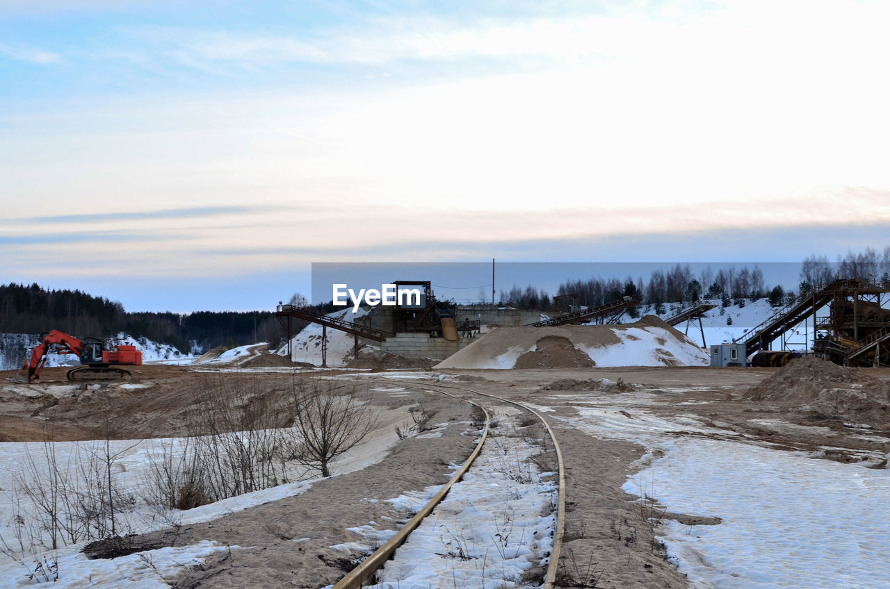 SCENIC VIEW OF SNOW FIELD AGAINST SKY