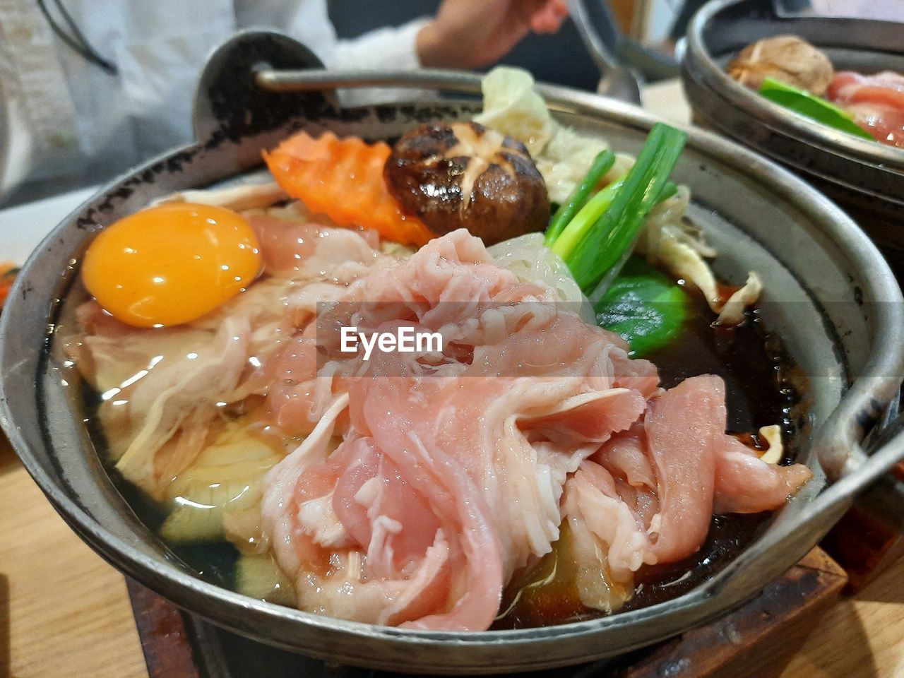 HIGH ANGLE VIEW OF FOOD IN BOWL