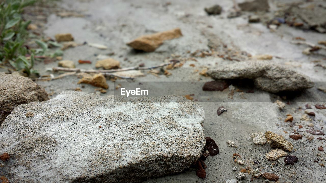 CLOSE-UP OF STONES ON STONES