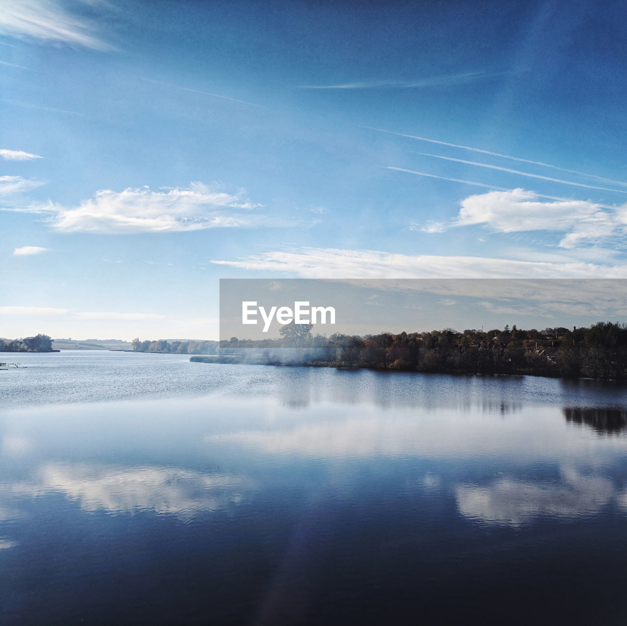 PANORAMIC VIEW OF LAKE AGAINST SKY