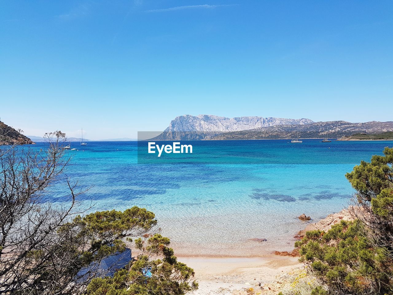 PANORAMIC VIEW OF SEA AGAINST CLEAR BLUE SKY