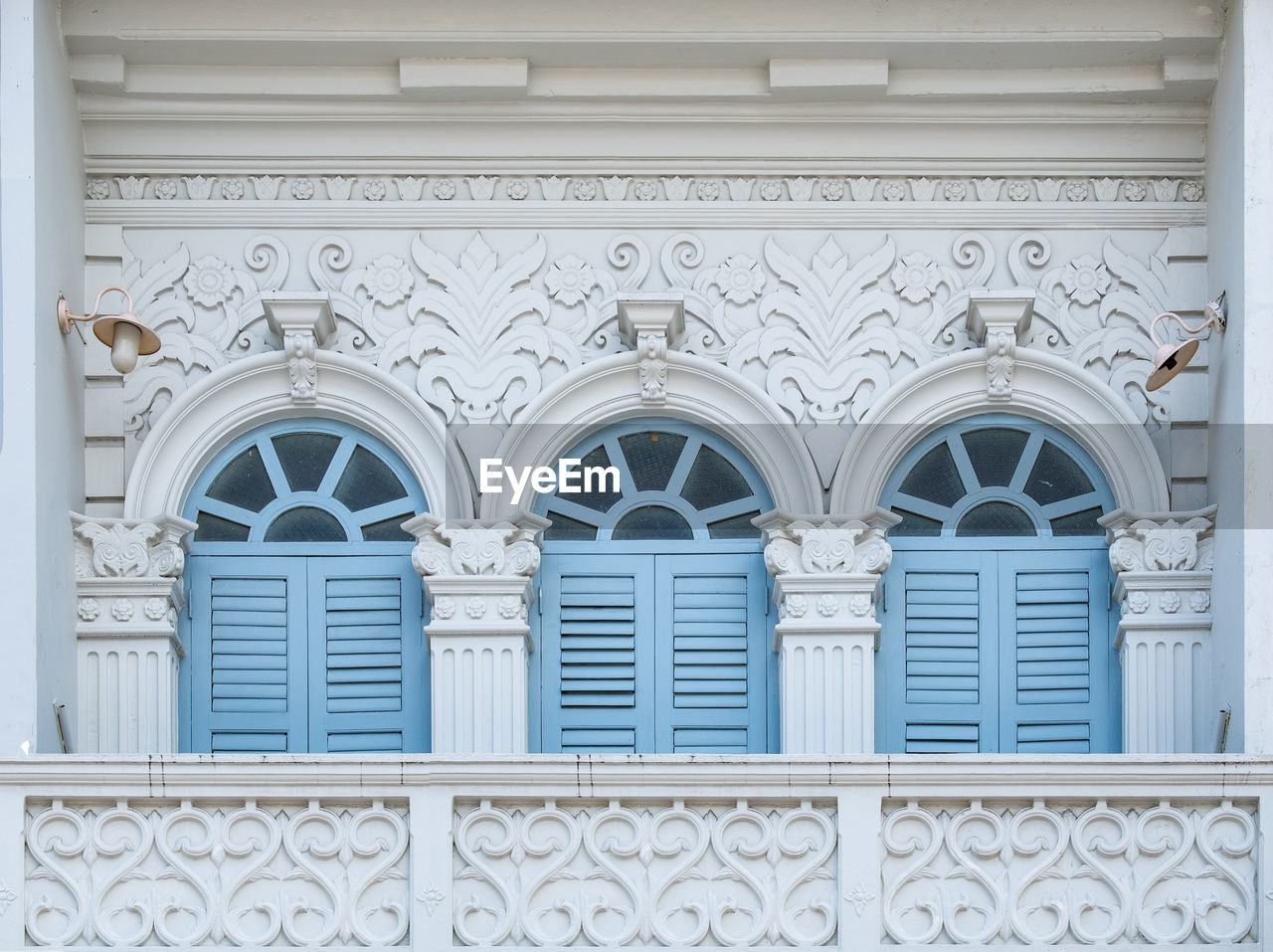 LOW ANGLE VIEW OF ORNATE BUILDING
