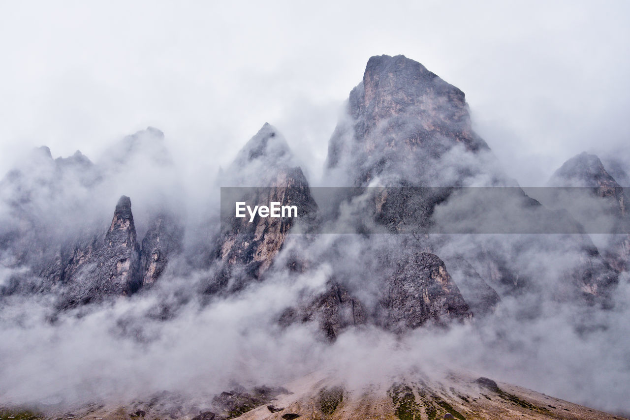 PANORAMIC VIEW OF MOUNTAINS AGAINST SKY